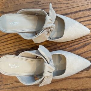 Botkier New York suede pointed toe mules w/ knot detail - size 9 beige/nude